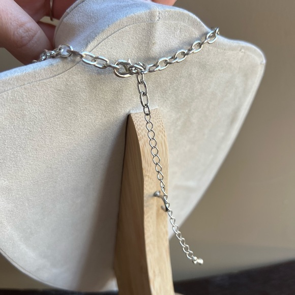 Elegant Silver and Blue Pendant Necklace - Picture 2 of 4